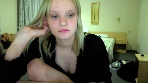 elieiza_xo online show from May 2026 05:42:02 PM