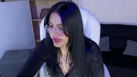 Eliie online show from November 2025 08:43:01 PM