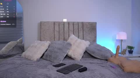 E L I I Z A B E T H   online show from May 2026 10:51:01 PM