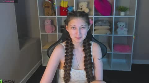 Snapshot of ella_burns chatting on June 2026 04:53:01 PM Ella online show from June 2026 04:53:01 PM