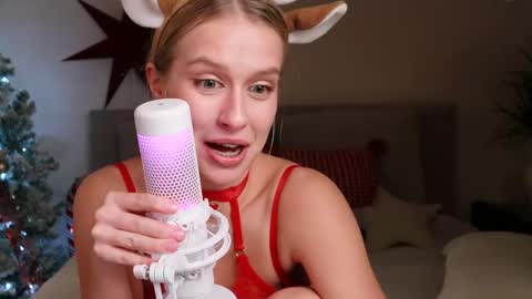 Snapshot of ella_twinkle chatting on December 2024 01:26:02 AM Ella online show from December 2024 01:26:02 AM