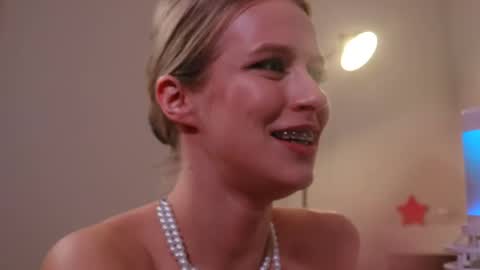 Snapshot of ella_twinkle chatting on January 2025 01:52:01 AM Ella online show from January 2025 01:52:01 AM