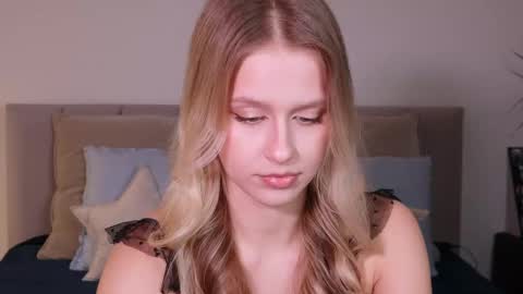 Snapshot of ella_twinkle chatting on February 2025 07:36:01 PM Ella online show from February 2025 07:36:01 PM