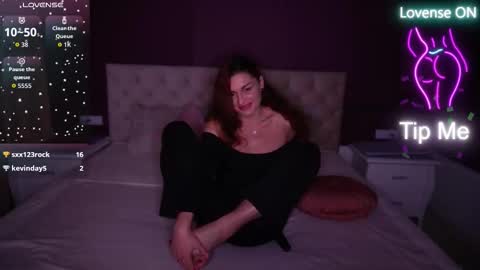 Ella online show from November 2025 10:00:02 PM