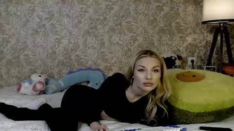 Snapshot of ellamilla chatting on December 2025 11:04:01 AM ellamilla online show from December 2025 11:04:01 AM
