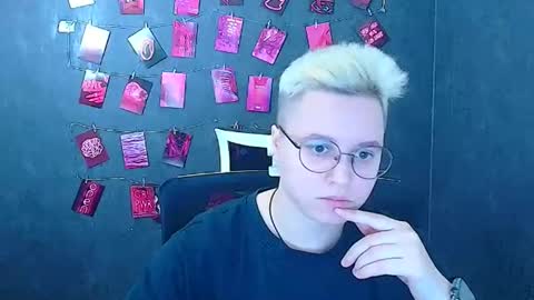 Snapshot of ellie_kisess chatting on March 2026 12:20:02 PM Ellie online show from March 2026 12:20:02 PM