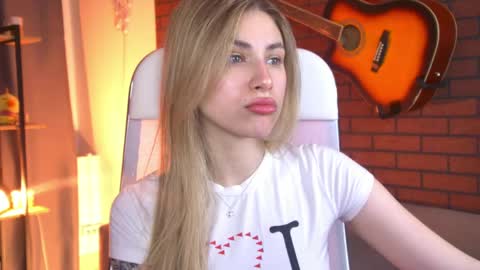 Snapshot of elliecutes chatting on April 2026 06:11:02 AM elliecutes online show from April 2026 06:11:02 AM