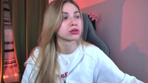 Snapshot of elliecutes chatting on April 2026 05:45:01 AM elliecutes online show from April 2026 05:45:01 AM