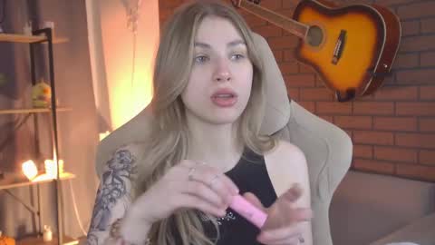 Snapshot of elliecutes chatting on April 2026 09:04:01 AM elliecutes online show from April 2026 09:04:01 AM