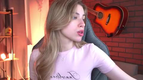 Snapshot of elliecutes chatting on May 2026 09:03:02 AM elliecutes online show from May 2026 09:03:02 AM