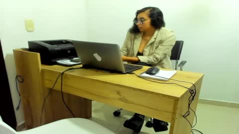 elliee_wlisson online show from May 2026 04:08:01 AM