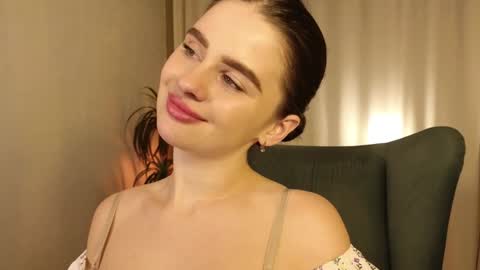 Snapshot of elliephant_ chatting on December 2024 06:52:01 PM just Emily online show from December 2024 06:52:01 PM