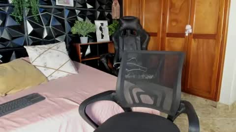 Elloit Colton online show from July 2026 09:17:02 PM