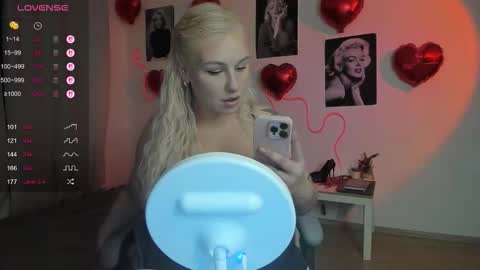 Snapshot of elly_blondy chatting on February 2026 05:52:01 PM Elly online show from February 2026 05:52:01 PM