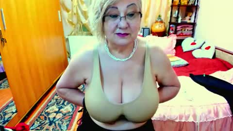 Snapshot of ellyhot53 chatting on May 2026 01:07:01 PM ellyhot53 online show from May 2026 01:07:01 PM
