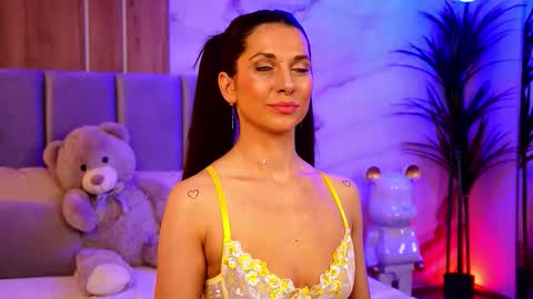 Snapshot of ellylynn chatting on October 2025 08:22:01 PM Elly online show from October 2025 08:22:01 PM