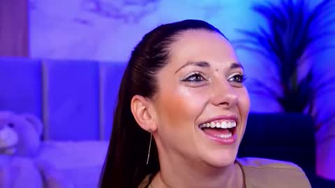 Snapshot of ellylynn chatting on October 2025 08:04:02 PM Elly online show from October 2025 08:04:02 PM