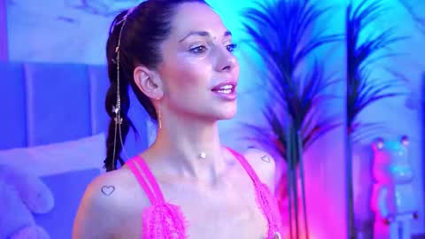 Snapshot of ellylynn chatting on November 2025 08:43:02 PM Elly online show from November 2025 08:43:02 PM