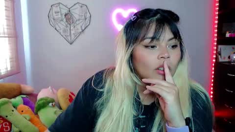 Snapshot of elymoon chatting on November 2025 08:31:01 PM Ely online show from November 2025 08:31:01 PM