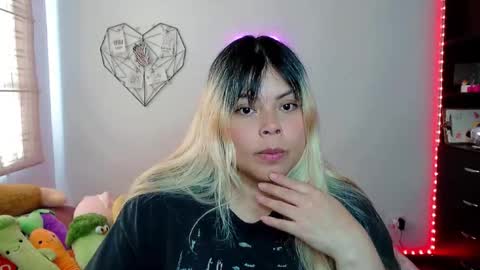 Snapshot of elymoon chatting on November 2025 04:54:01 PM Ely online show from November 2025 04:54:01 PM