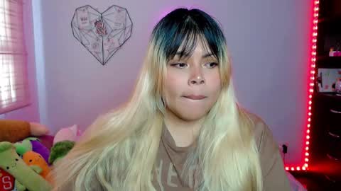 Snapshot of elymoon chatting on December 2025 09:43:01 PM Ely online show from December 2025 09:43:01 PM