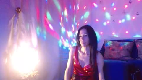 Elisa online show from November 2025 06:45:01 PM