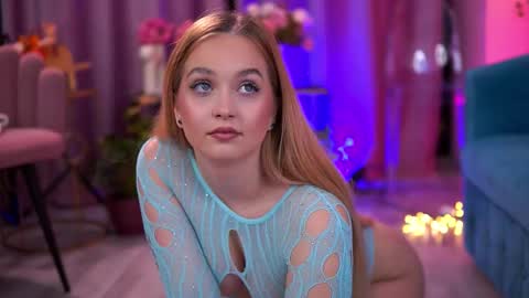 Snapshot of elyssawetxx chatting on November 2025 08:18:01 PM Elyssa online show from November 2025 08:18:01 PM