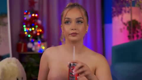 Snapshot of elyssawetxx chatting on December 2025 08:04:02 PM Elyssa online show from December 2025 08:04:02 PM