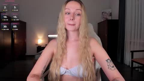 Emilie online show from October 2025 03:21:01 PM