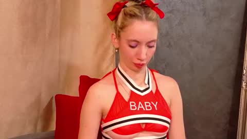 Snapshot of em_milly_ chatting on October 2025 05:42:02 AM em_milly_ online show from October 2025 05:42:02 AM