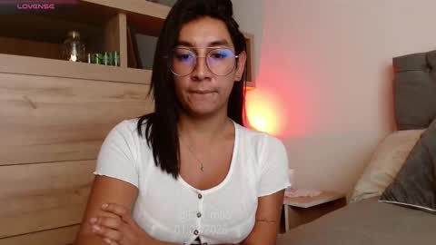 Snapshot of em_rotic chatting on March 2025 01:07:01 PM Emilia online show from March 2025 01:07:01 PM