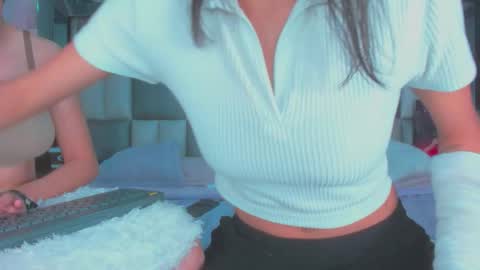 ema y cami online show from November 2025 02:17:01 PM