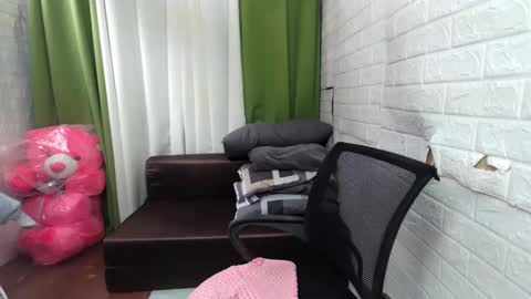 Snapshot of emely_slutxxx chatting on February 2025 01:23:01 AM Emely online show from February 2025 01:23:01 AM