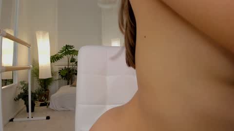 Snapshot of emilia_dream chatting on January 2025 12:42:01 AM emilia_dream online show from January 2025 12:42:01 AM