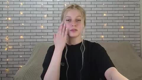 Snapshot of emiliaduchess chatting on December 2024 11:54:01 AM Amili online show from December 2024 11:54:01 AM