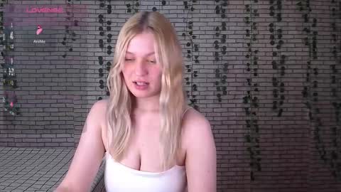 Snapshot of emiliaduchess chatting on October 2025 10:02:01 AM Amili online show from October 2025 10:02:01 AM