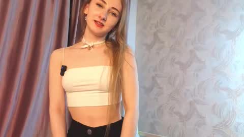 Snapshot of emilka_milka chatting on December 2025 12:44:02 PM Im Amy online show from December 2025 12:44:02 PM