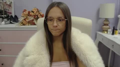 Emilly online show from November 2025 03:01:01 PM