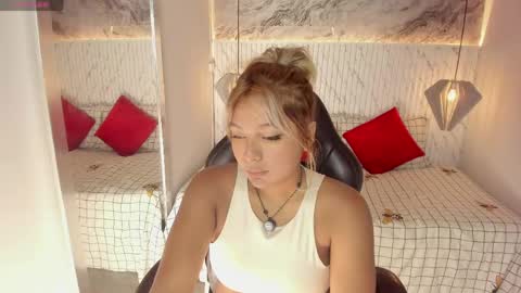 emilly_mell online show from April 2026 12:11:02 PM
