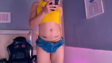 Snapshot of emily_castillo1_ chatting on June 2026 09:14:01 AM emily_castillo1_ online show from June 2026 09:14:01 AM
