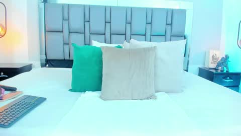 Snapshot of emily_gil1 chatting on December 2024 05:33:02 AM Emi online show from December 2024 05:33:02 AM