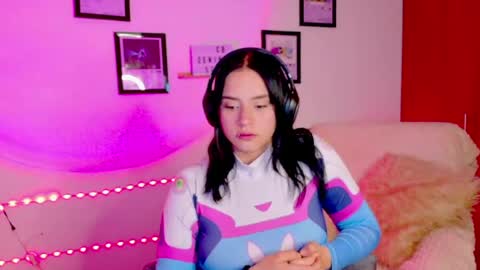 Emily Lindey online show from May 2026 06:00:01 AM