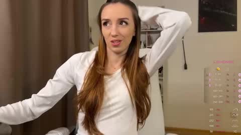 Snapshot of emily_w0w_ chatting on November 2025 09:25:02 PM Lia online show from November 2025 09:25:02 PM