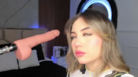 Snapshot of emilyhendrix_ chatting on December 2024 07:34:02 PM Emily Hendrix online show from December 2024 07:34:02 PM