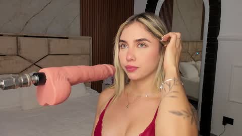 Snapshot of emilyhendrix_ chatting on December 2024 05:29:02 PM Emily Hendrix online show from December 2024 05:29:02 PM