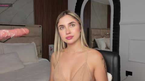 Snapshot of emilyhendrix_ chatting on January 2025 10:57:02 PM Emily Hendrix online show from January 2025 10:57:02 PM