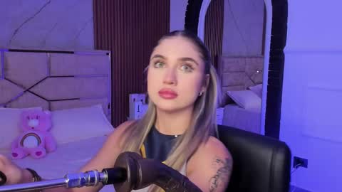 Snapshot of emilyhendrix_ chatting on February 2025 09:01:01 PM Emily Hendrix online show from February 2025 09:01:01 PM