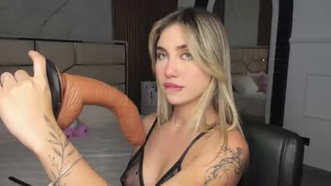 Snapshot of emilyhendrix_ chatting on February 2025 06:47:02 PM Emily Hendrix online show from February 2025 06:47:02 PM