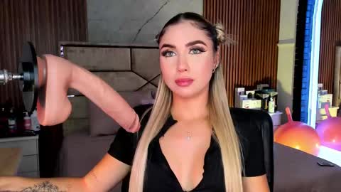 Snapshot of emilyhendrix_ chatting on September 2025 08:35:02 PM Emily Hendrix online show from September 2025 08:35:02 PM