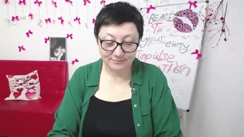 Snapshot of emilyl0vee chatting on March 2026 06:19:01 AM Emily online show from March 2026 06:19:01 AM